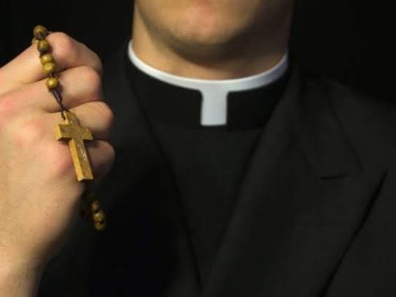 Detienen a sacerdote católico por abusar de un menor
