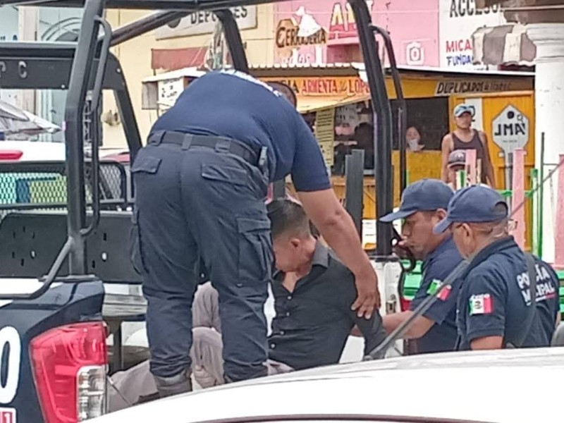 Detienen a sujeto por grabar a una mujer en cajero de Tehuantepec