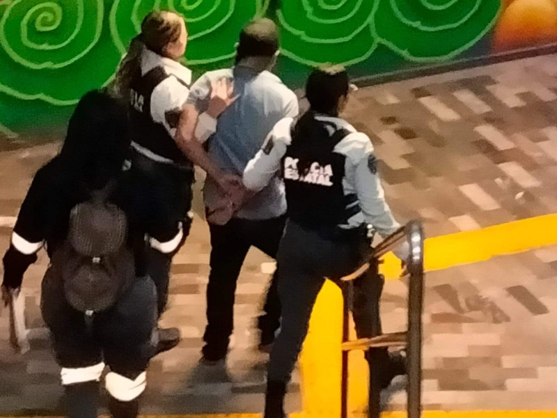 Detienen a sujeto por manosear a mujer