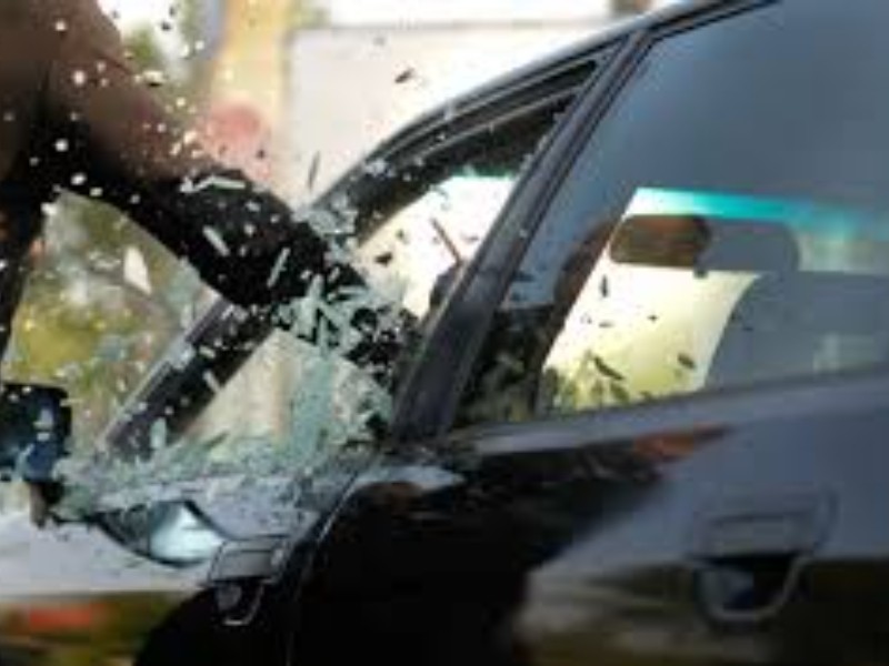 Detienen a sujeto por presunto robo de vehículo