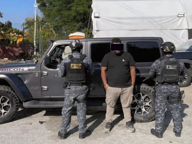 Detienen a sujeto que conducía vehículo con reporte de robo