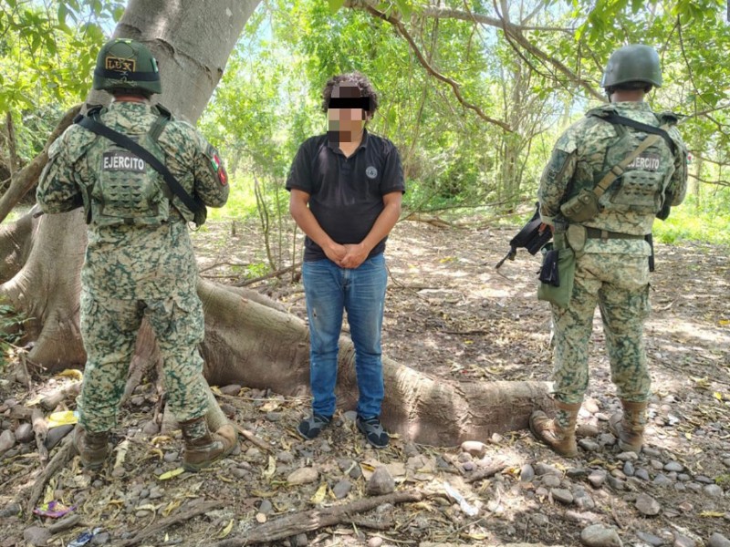 Detienen a sujeto y Aseguran Armamento en La Cruz, Elota