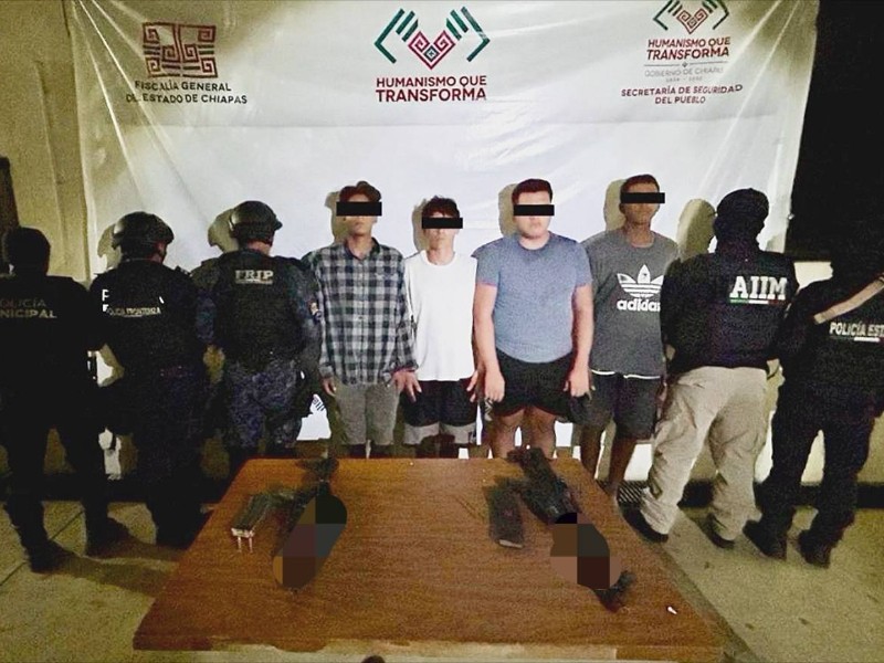 Detienen a sujetos por portar armas exclusivas del ejército