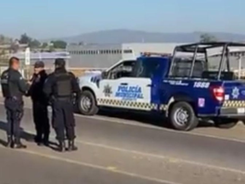 Detienen a sujetos que colocaban cartulinas con narco mensajes