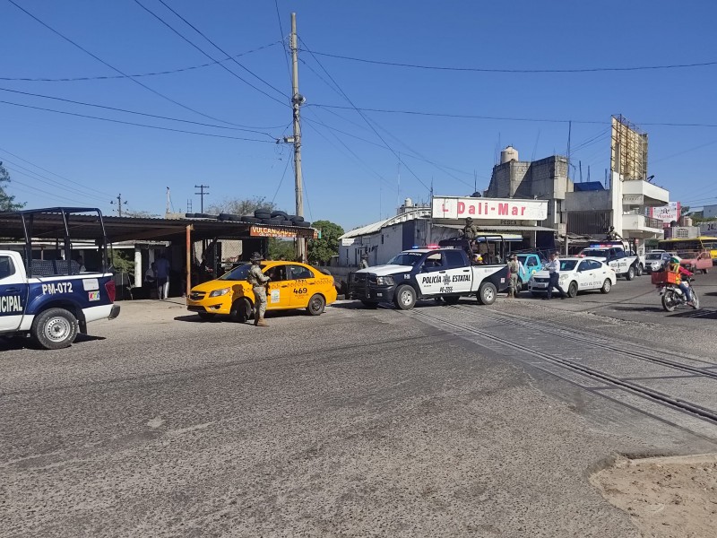 Detienen a taxista que transportaba migrantes en Salina Cruz