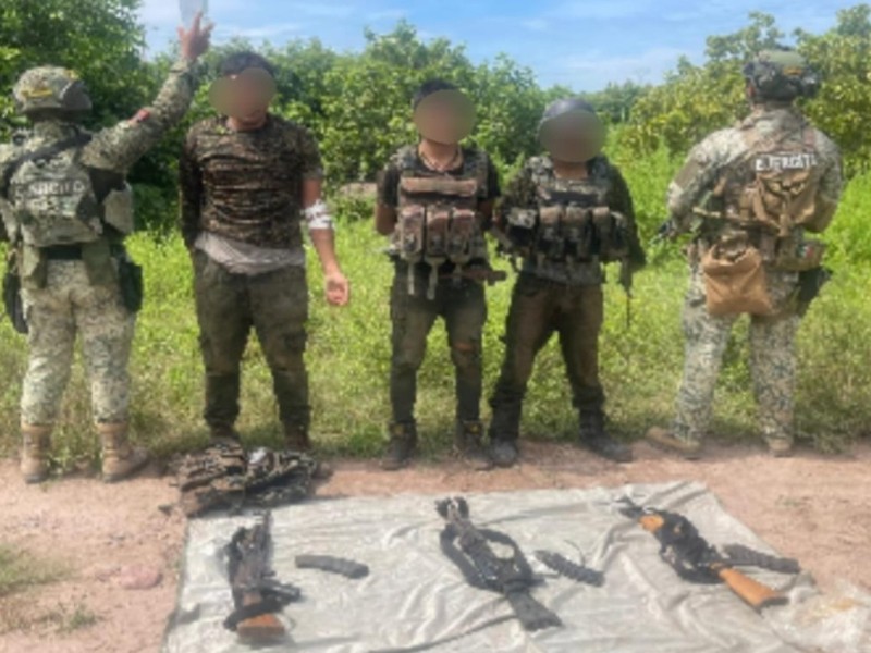 Detienen a Tres Civiles con armas y equipo táctico en Escuinapa