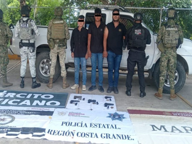 Detienen a tres hombres con cinco armas, cargadores y municiones en Zihuatanejo