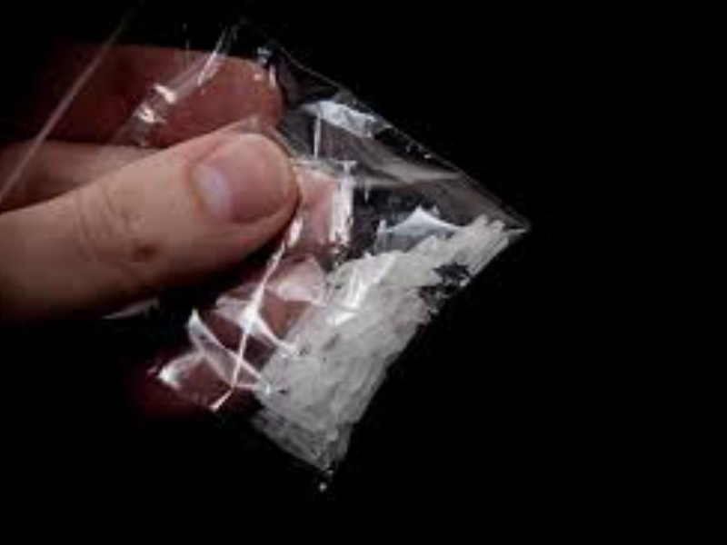 Detienen a tres individuos por posesión de metanfetamina con fines de venta