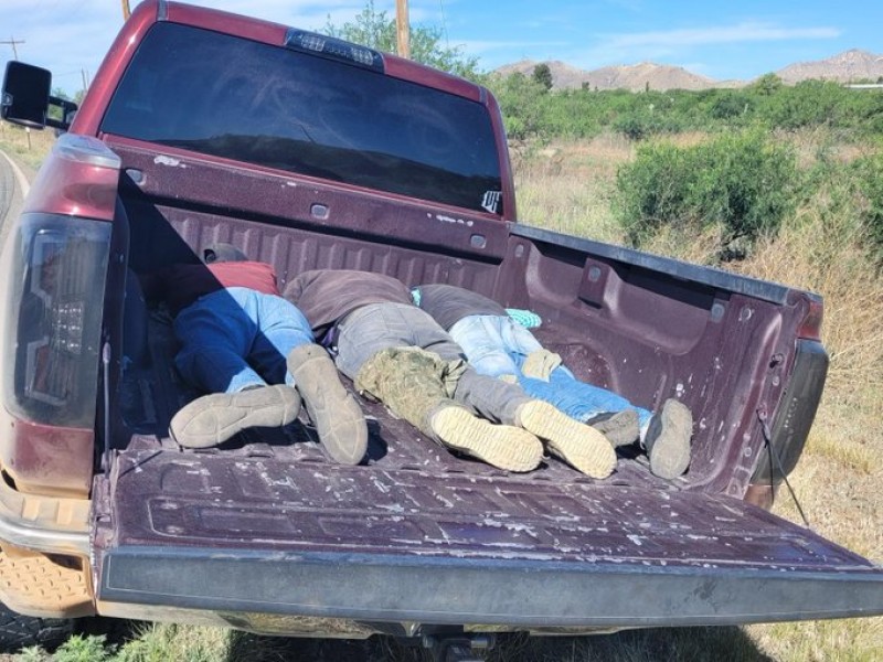 Detienen a tres indocumentados en caja de pick up