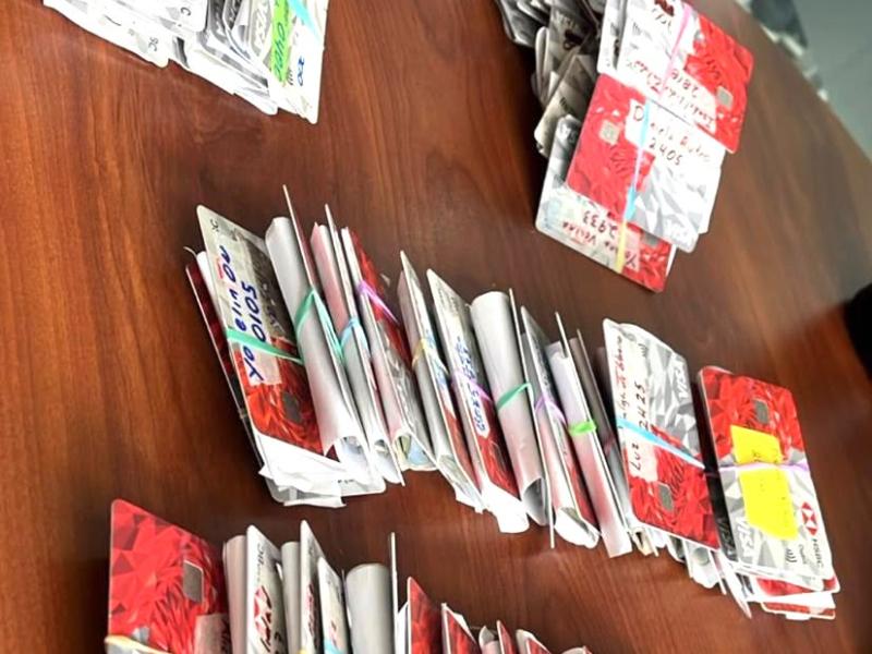 Detienen a tres personas con 85 tarjetas de nómina