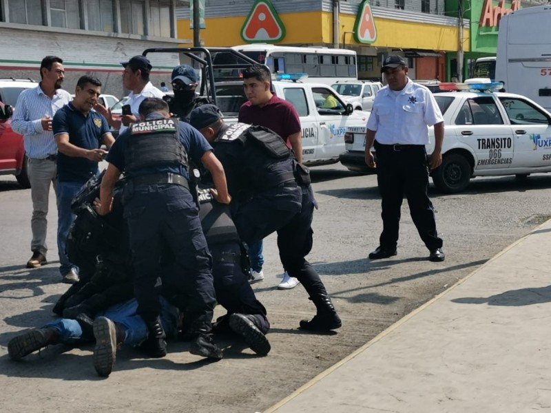 Detienen a tres personas por agredir presuntamente a un tránsito