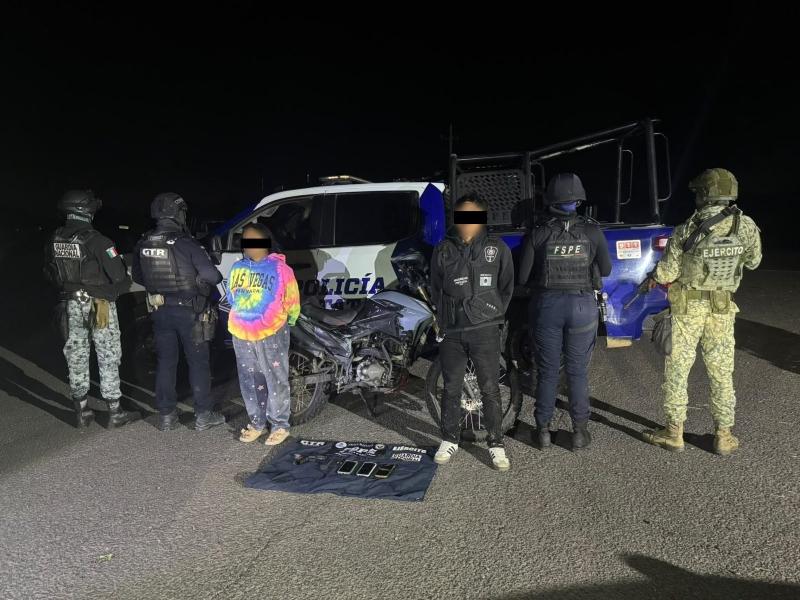 Detienen a tres personas y aseguran armas, equipo balístico y dosis narcóticas