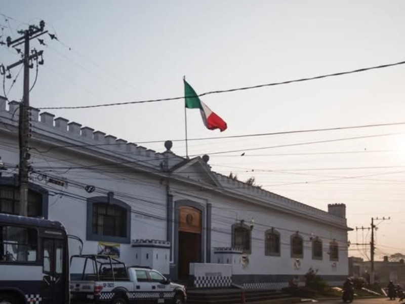 Detienen a tres policías en el cuartel de San José