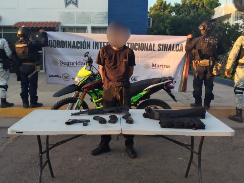 Detienen a un civil con armas en Loma de Rodriguera, Culiacán