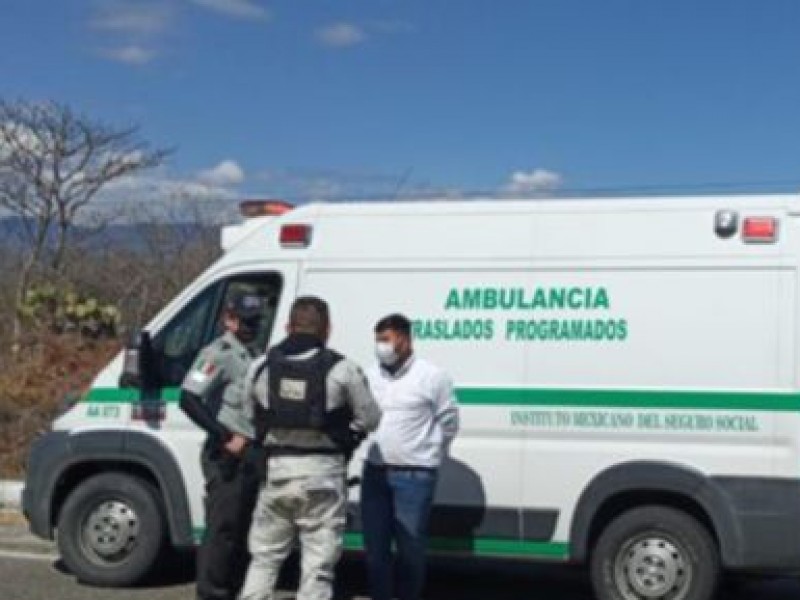 Detienen ambulancia por transportar migrantes; era del IMSS
