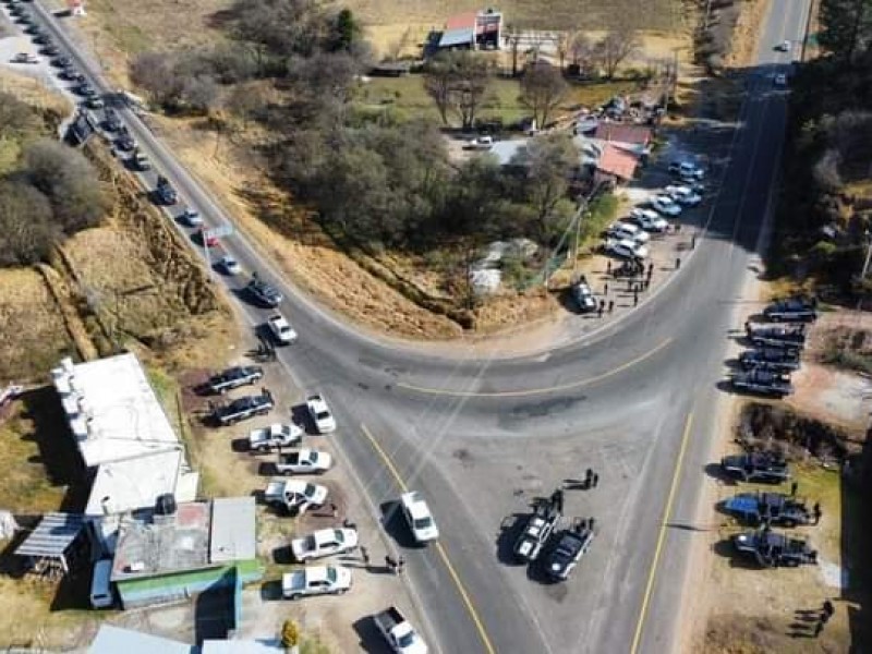 Detienen con armamento y vehículos a 7 personas en Michoacán
