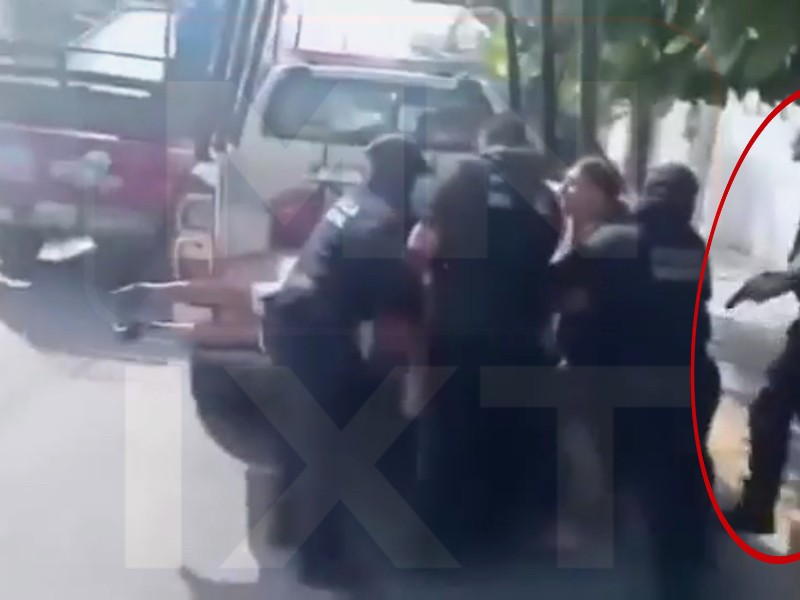 Detienen con violencia a madre e hija en Atoyac