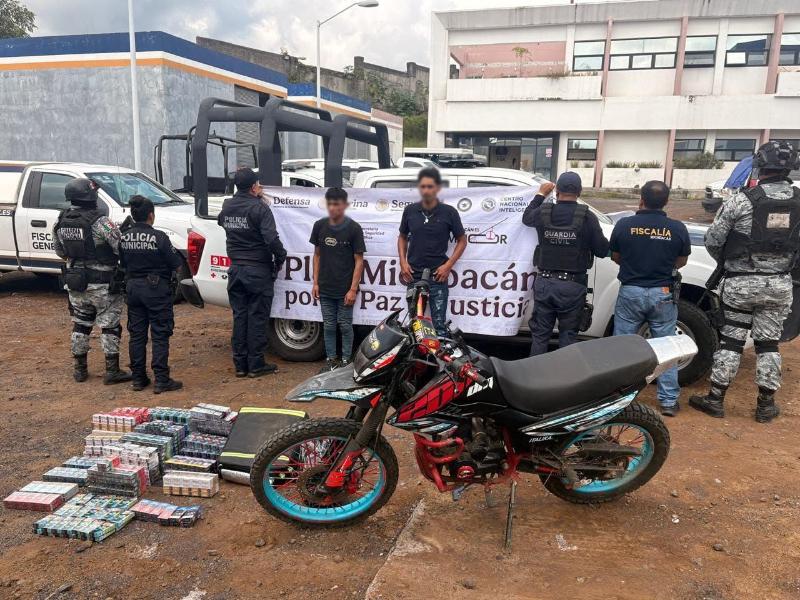 Detienen en Uruapan a dos hombres con 448 cajetillas de cigarros