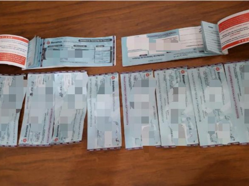 Detienen persona en posesión de 10 cheques, presuntamente sin fondos