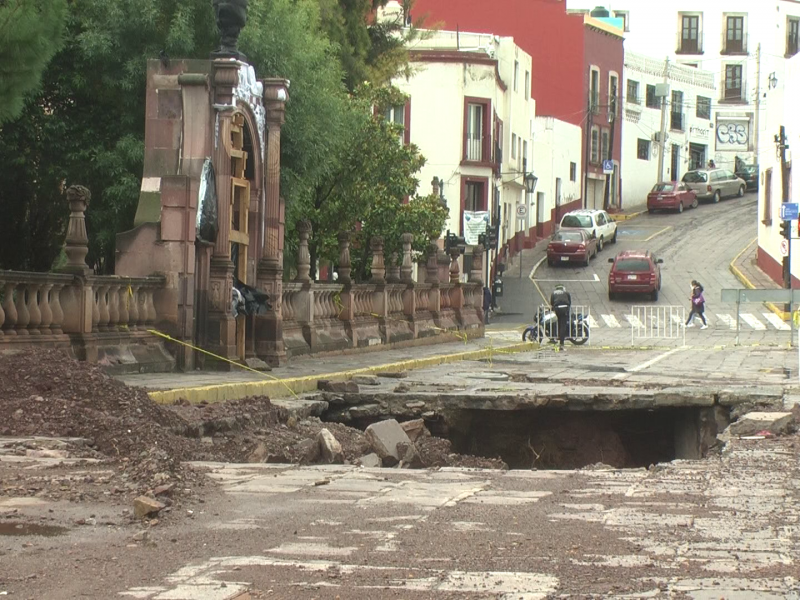 Detienen reconstrucción de socavón por lluvias