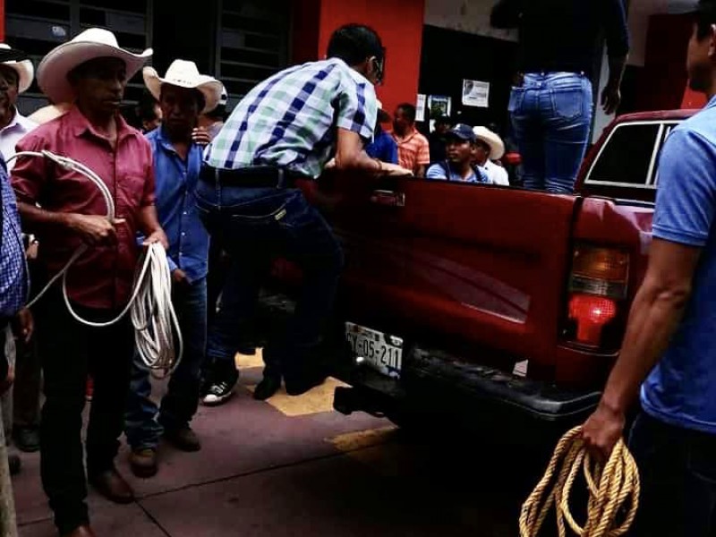 Detienen y amarran a funcionarios de Siltepec