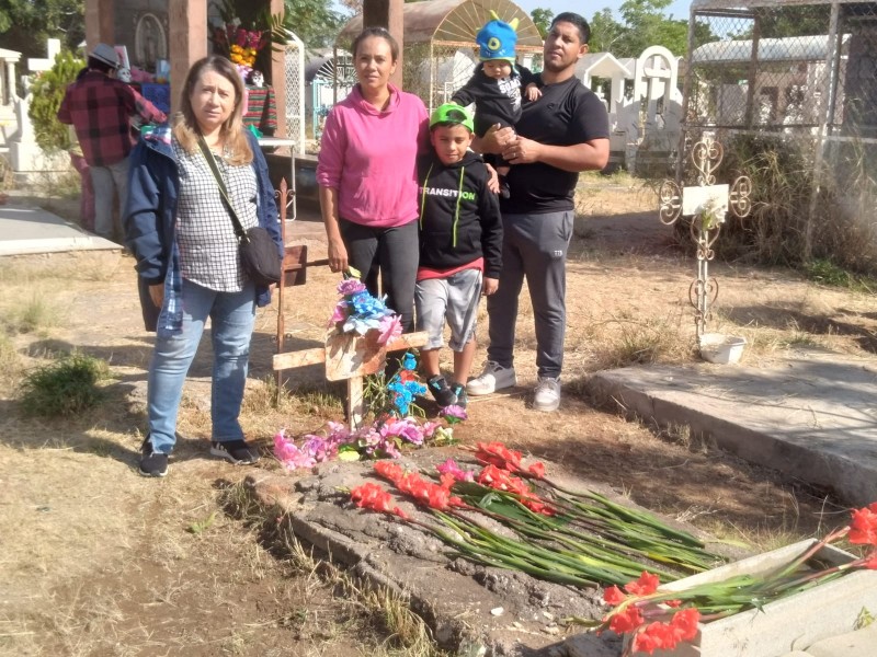 Deudos visitan a sus fieles difuntos el Día de Muertos