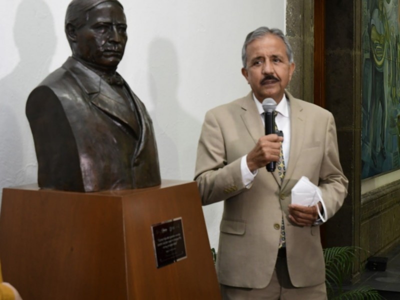 Devela Alcalde busto en homenaje a Benito Juárez García