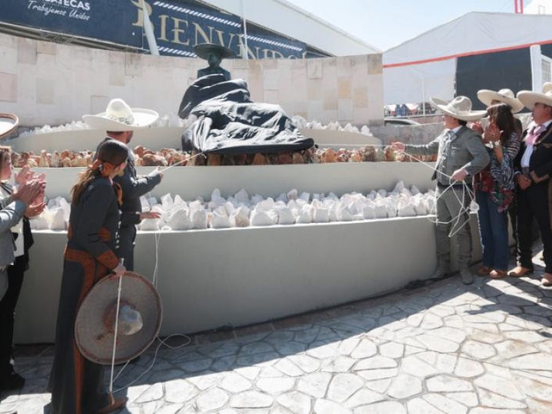 Develan busto de Antonio Aguilar en Lienzo Charro