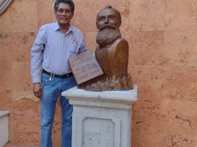 Develan busto de Pablo L. Martínez en Palacio Municipal