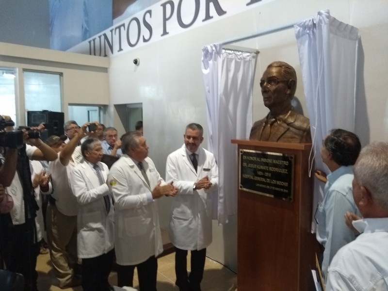 Develan busto del Dr. Kumate en Hospital General