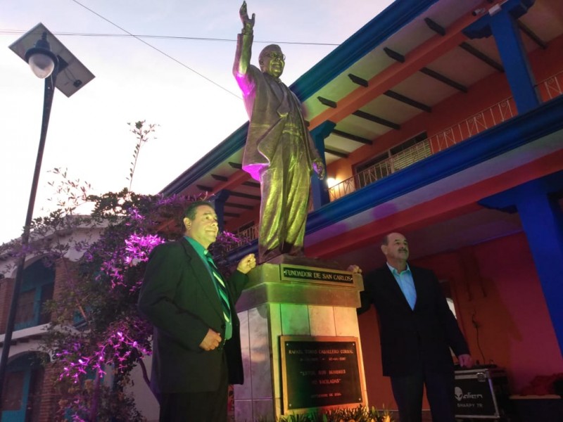 Develan estatua de fundador de San Carlos