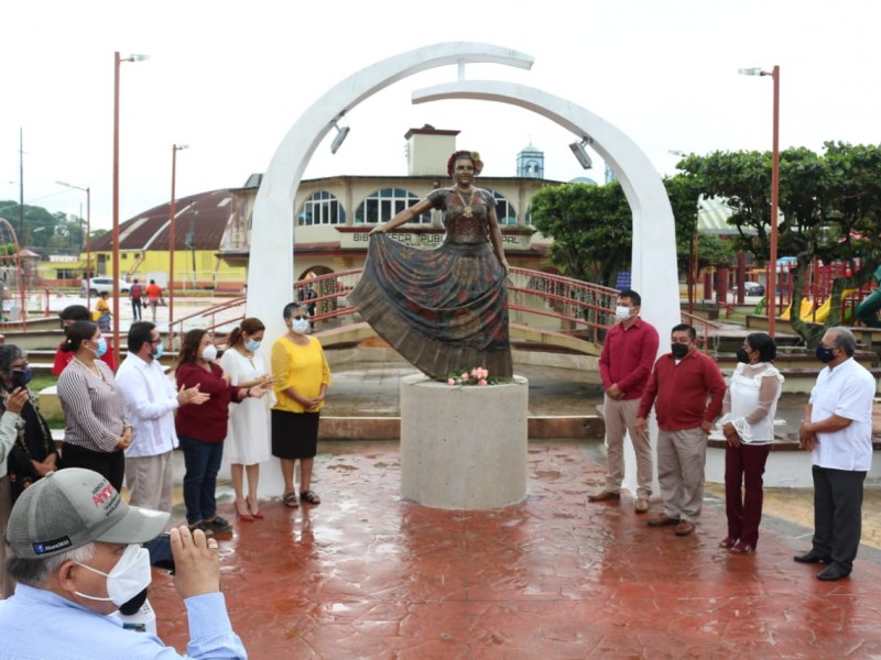 Develan estatua en honor a Vicky Rasgado, en Moloacán