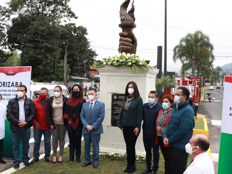 Develan estatua en honor a víctimas de COVID en Orizaba