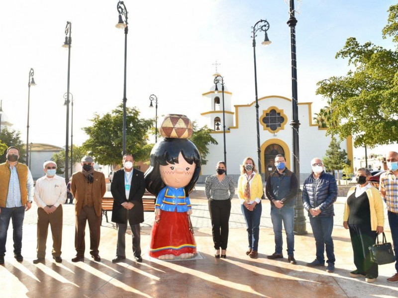 Develan figura de Niña Seri en Plaza de la Candelaria