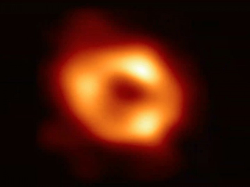 Develan fotografía de hoyo negro del centro de Vía Láctea