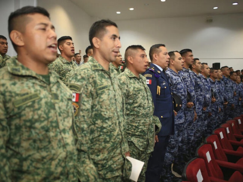 Develan letras doradas para reconocer al Heroico Colegio Militar