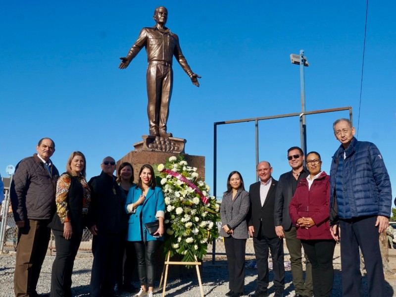 Develan monumento a Luis B. Sánchez