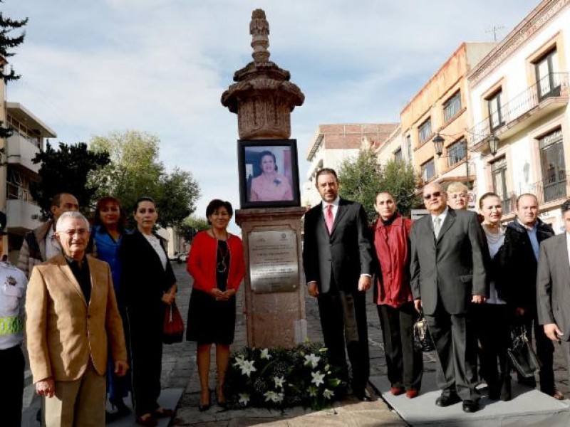 Develan placa conmemorativa a la maestra Aurora