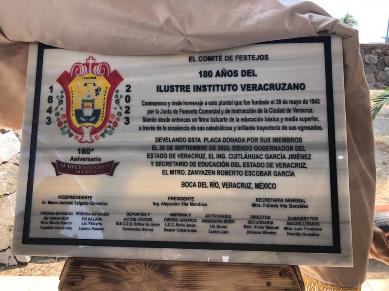 Develan placa de 180 años del Ilustre Instituto Veracruzano