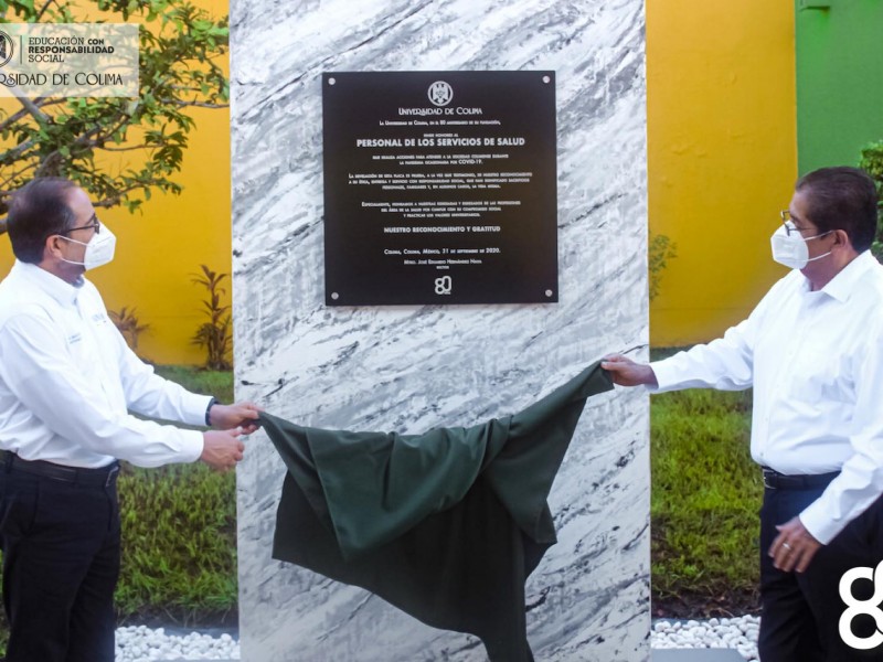 Develan placa para reconocer labor de personal de salud