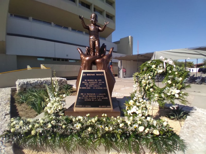 Develan placa y estatua en memoria del niño Ismael Mondragón