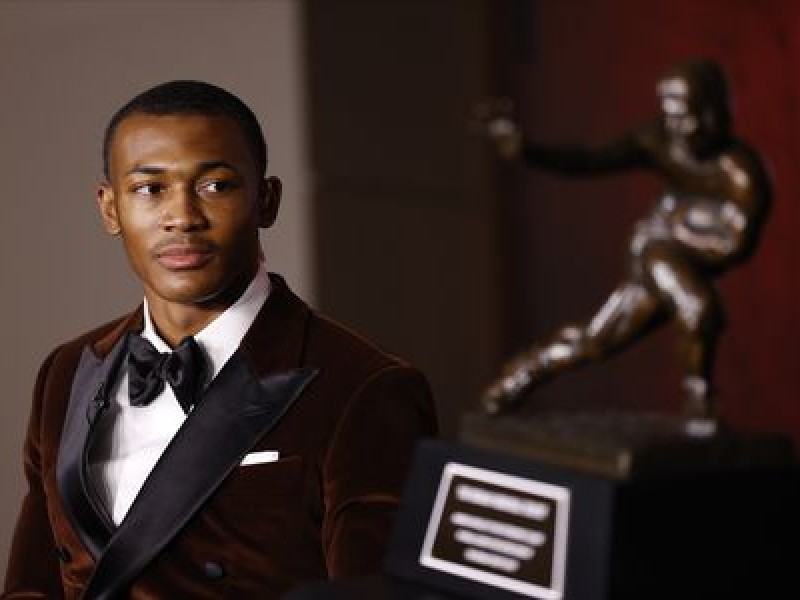 DeVonta Smith de Alabama gana trofeo Heisman