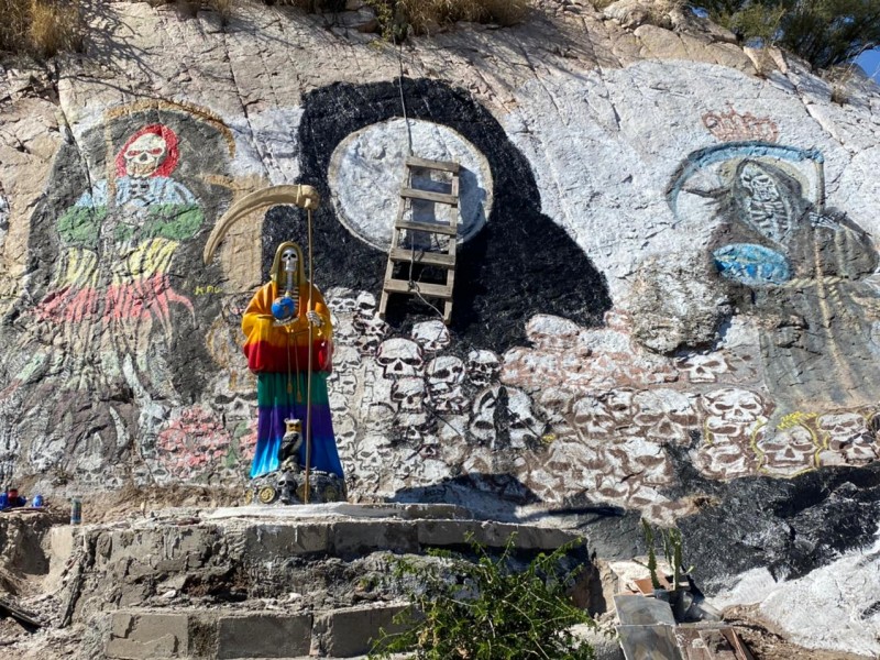 Devotos construyen altar de Santa Muerte rumbo al Coloso Bajo