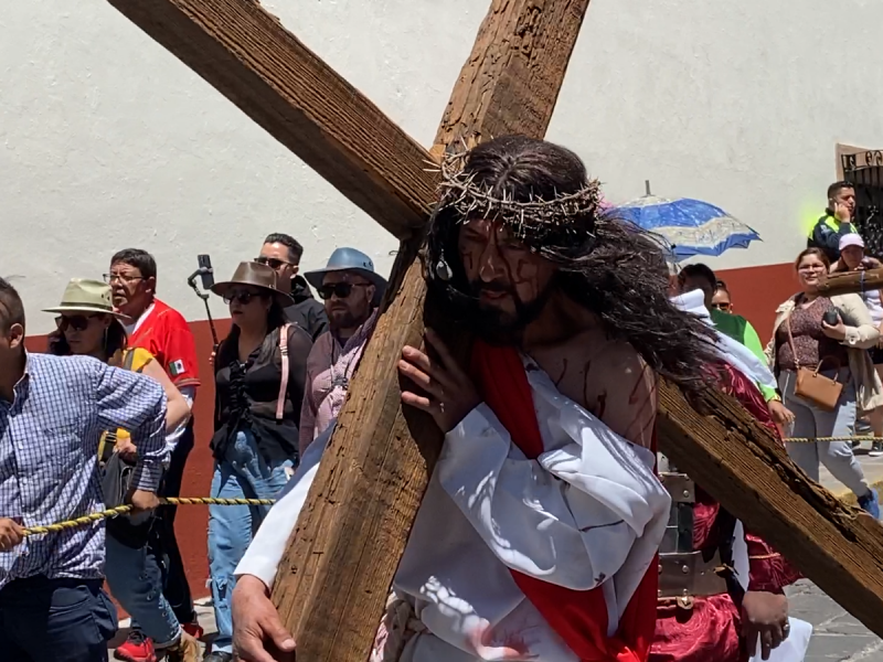 Devotos zacatecanos reviven la Pasión de Cristo en Viacrucis
