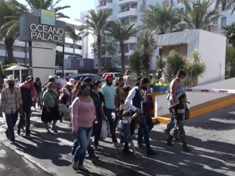 Desplados se manifiestan afuera de hotel del Gobernador