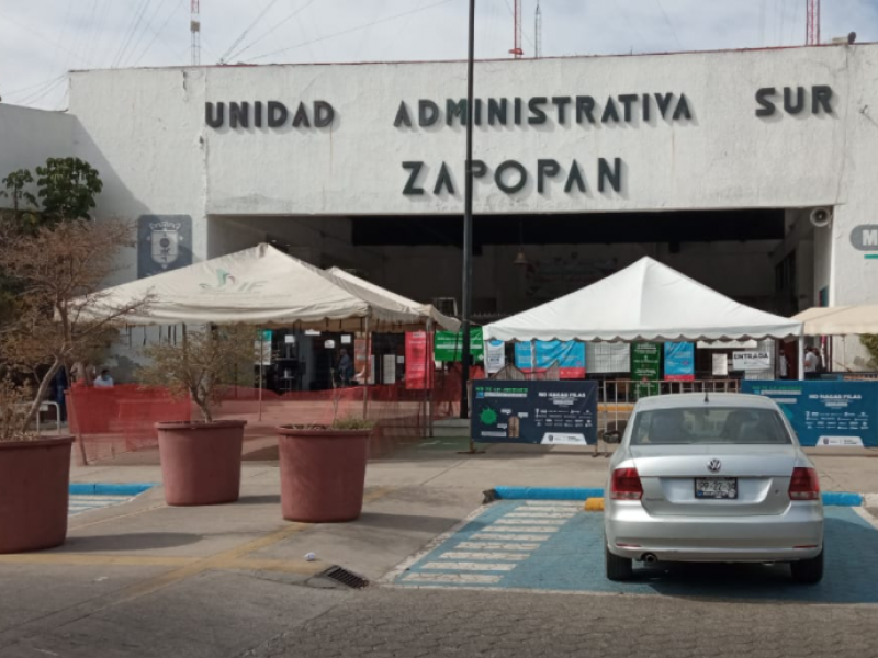 Día 1 de nuevas medidas, ciudadanos hacen filas para recaudadoras.