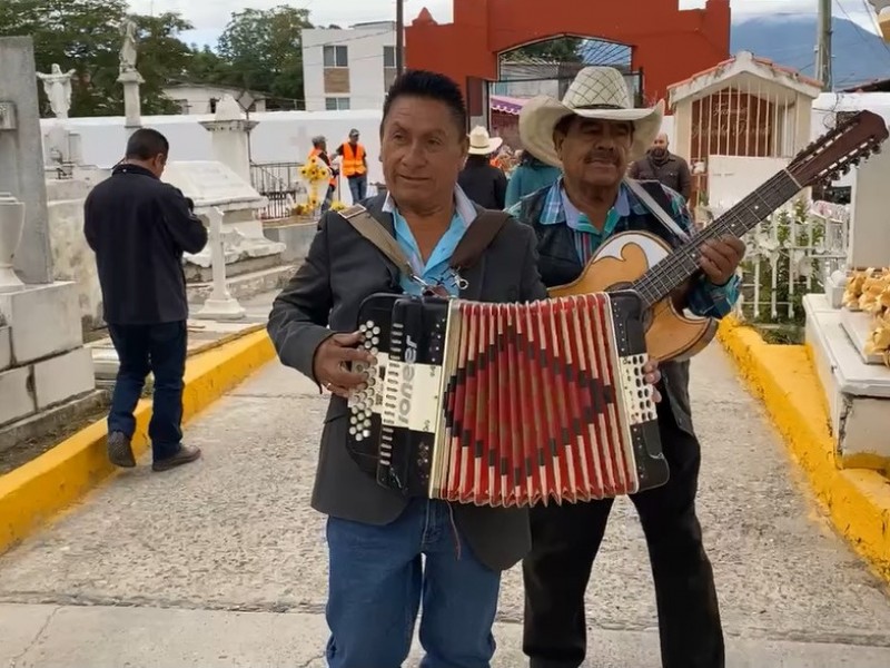 Día de muertos es sinónimo de fiesta, música y tradición