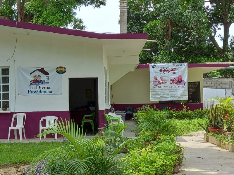 Día del Abuelo a puertas cerradas en Tuxpan