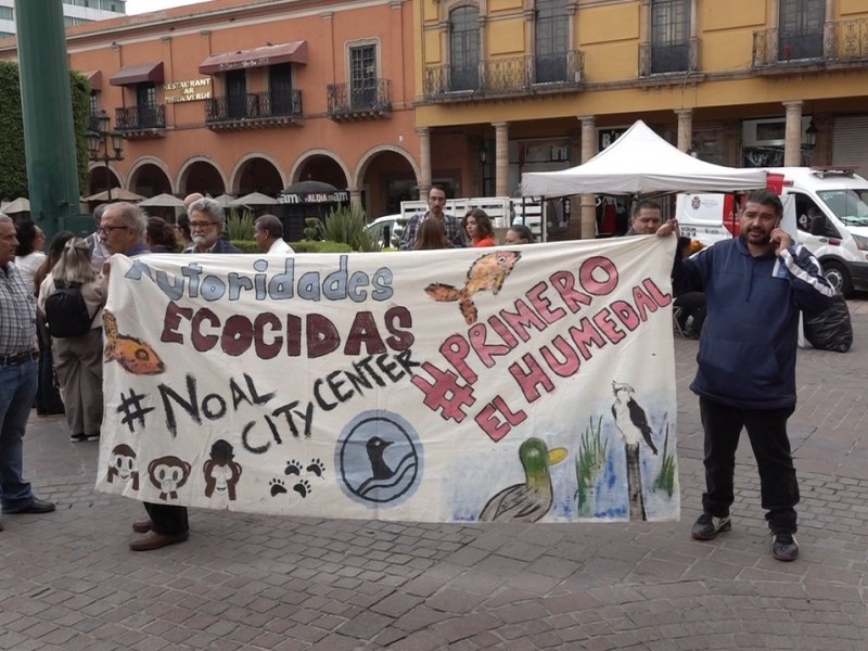 Dialogo y manifestación para defender el humedal