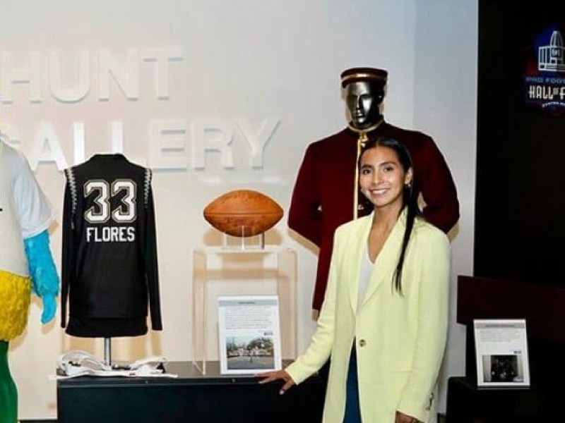 Diana Flores al museo del Salon de la Fama NFL